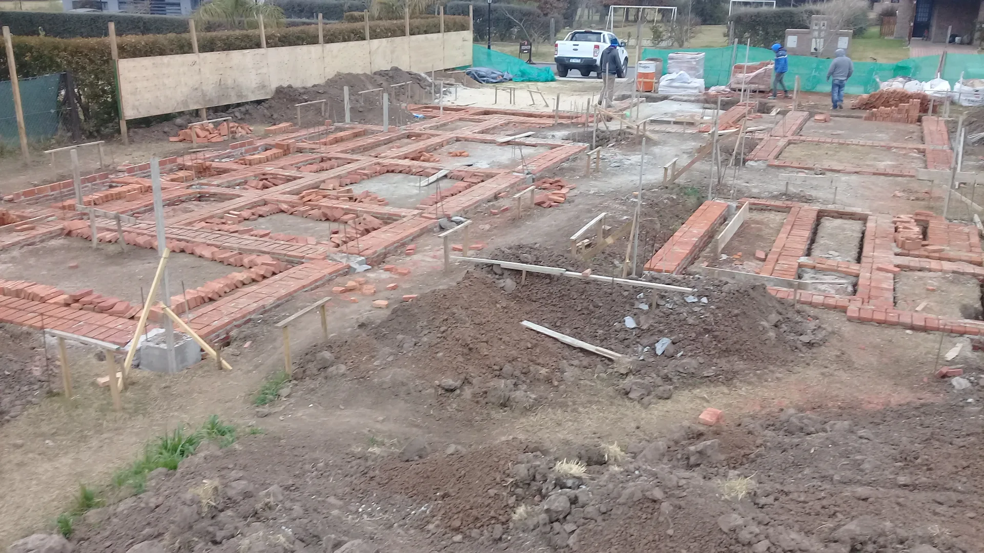 Vivienda Unifamiliar con Cochera y Jardín en Barrio Palos Verdes Funes - Arquitectura en Funes